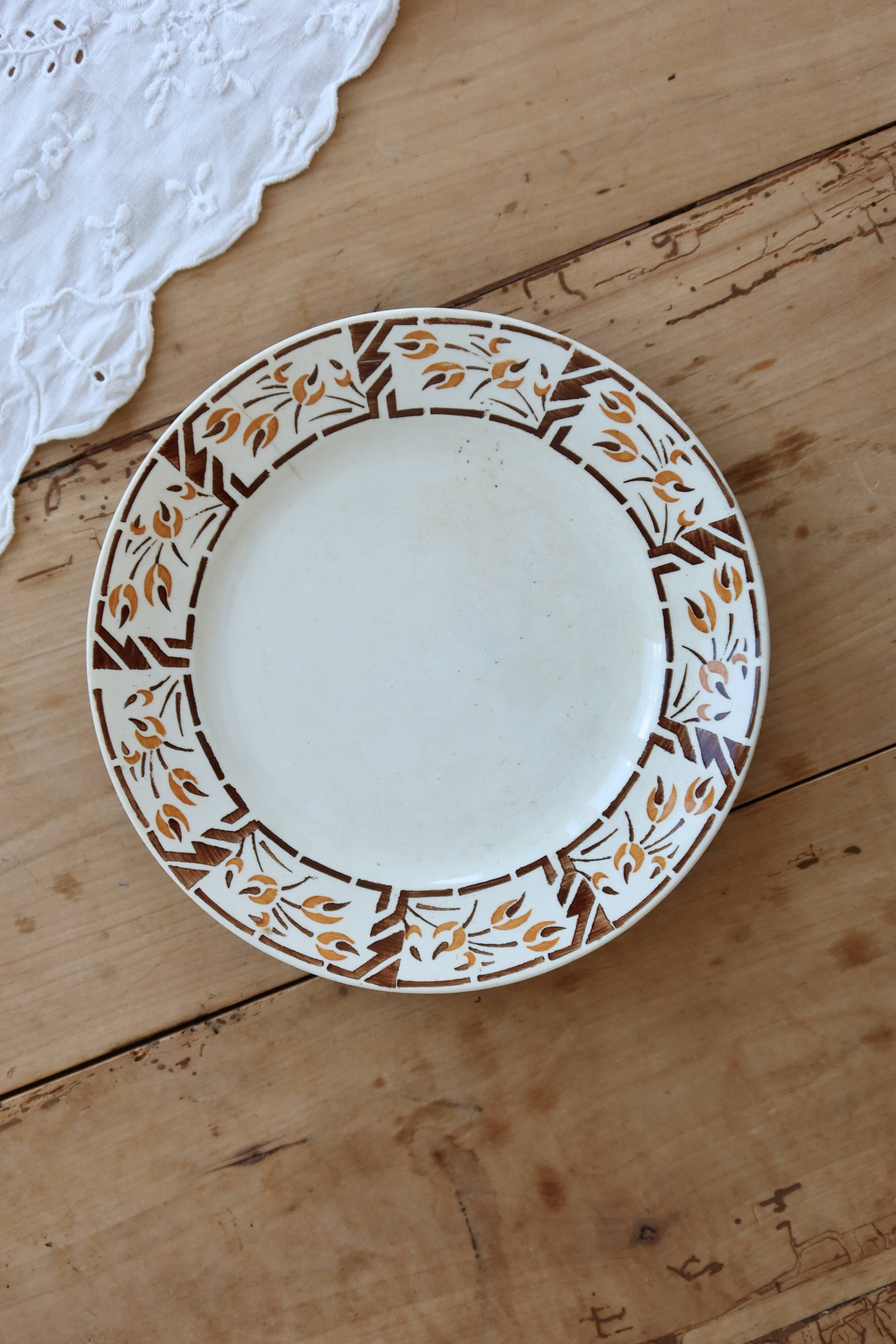 Assiette à dessert vintage terre de fer Onnaing – Décor géométrique