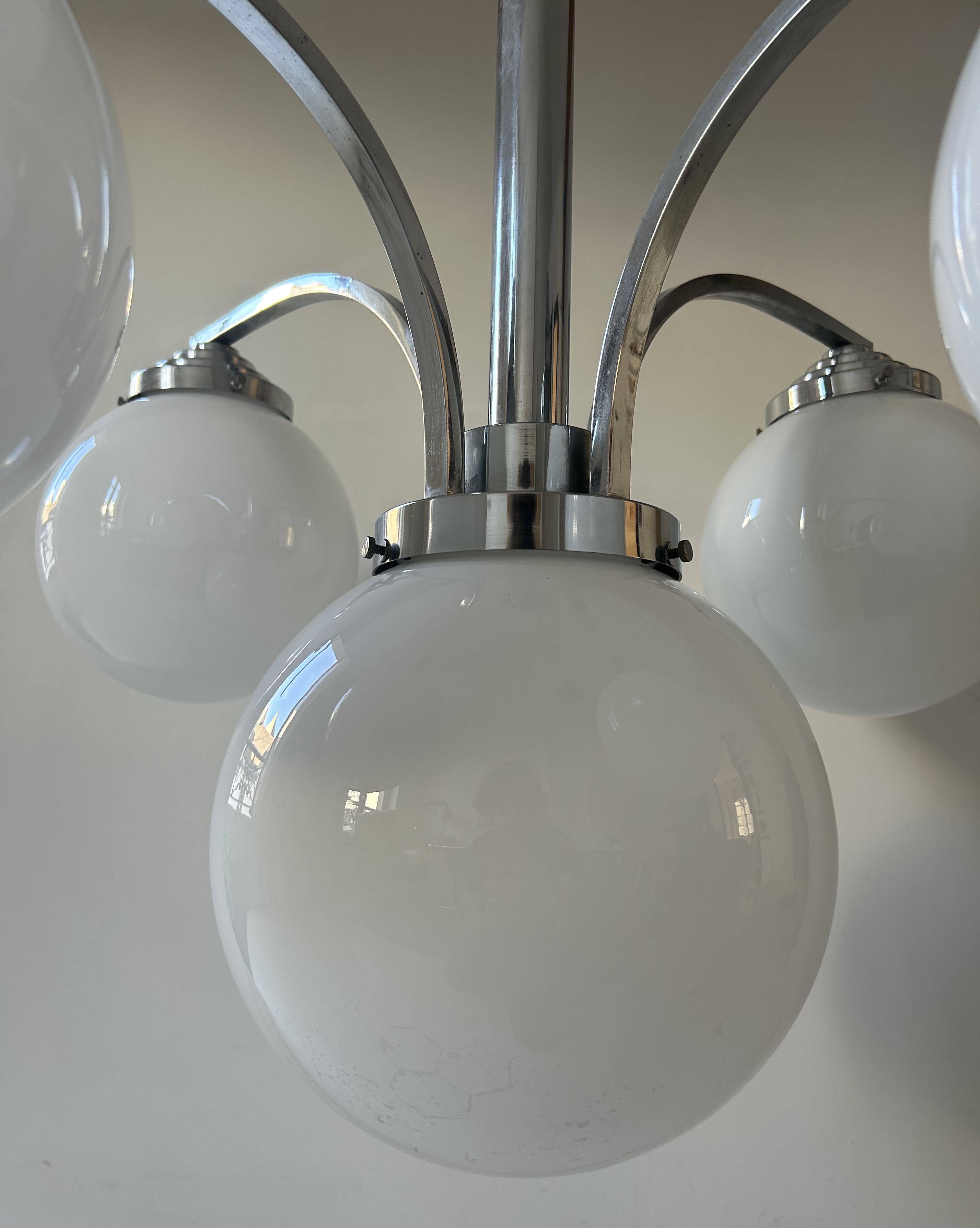 Lustre moderniste art déco, métal chromé et opaline, France 1930