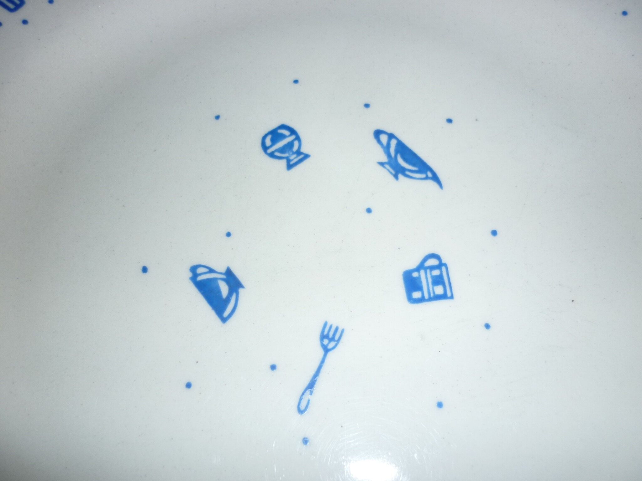 Set of 2 plates naïve blue décor on white background