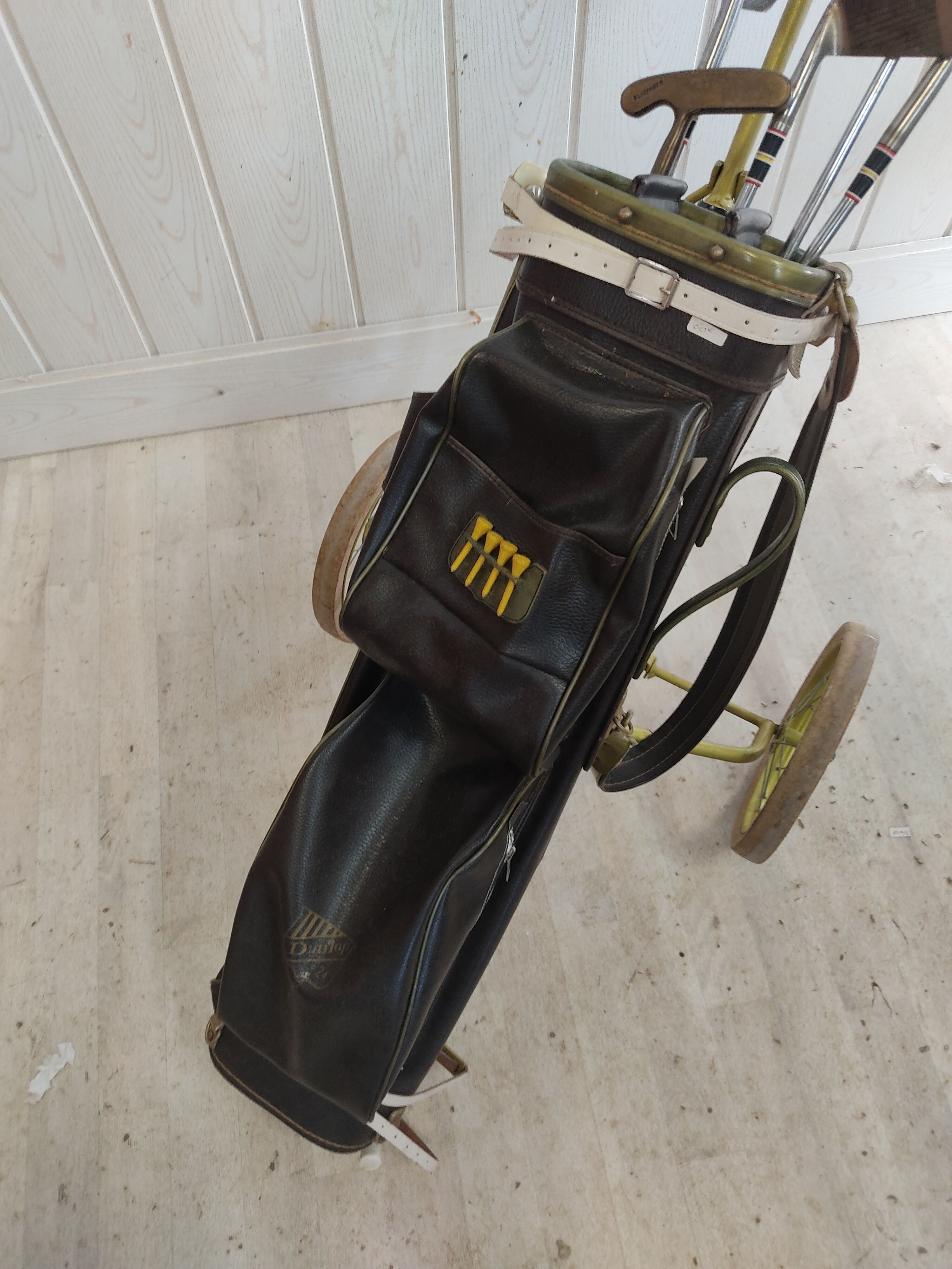 Chariot, sac et clubs de golf vintage