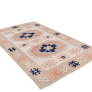 Tapis persan bleu marine et crème