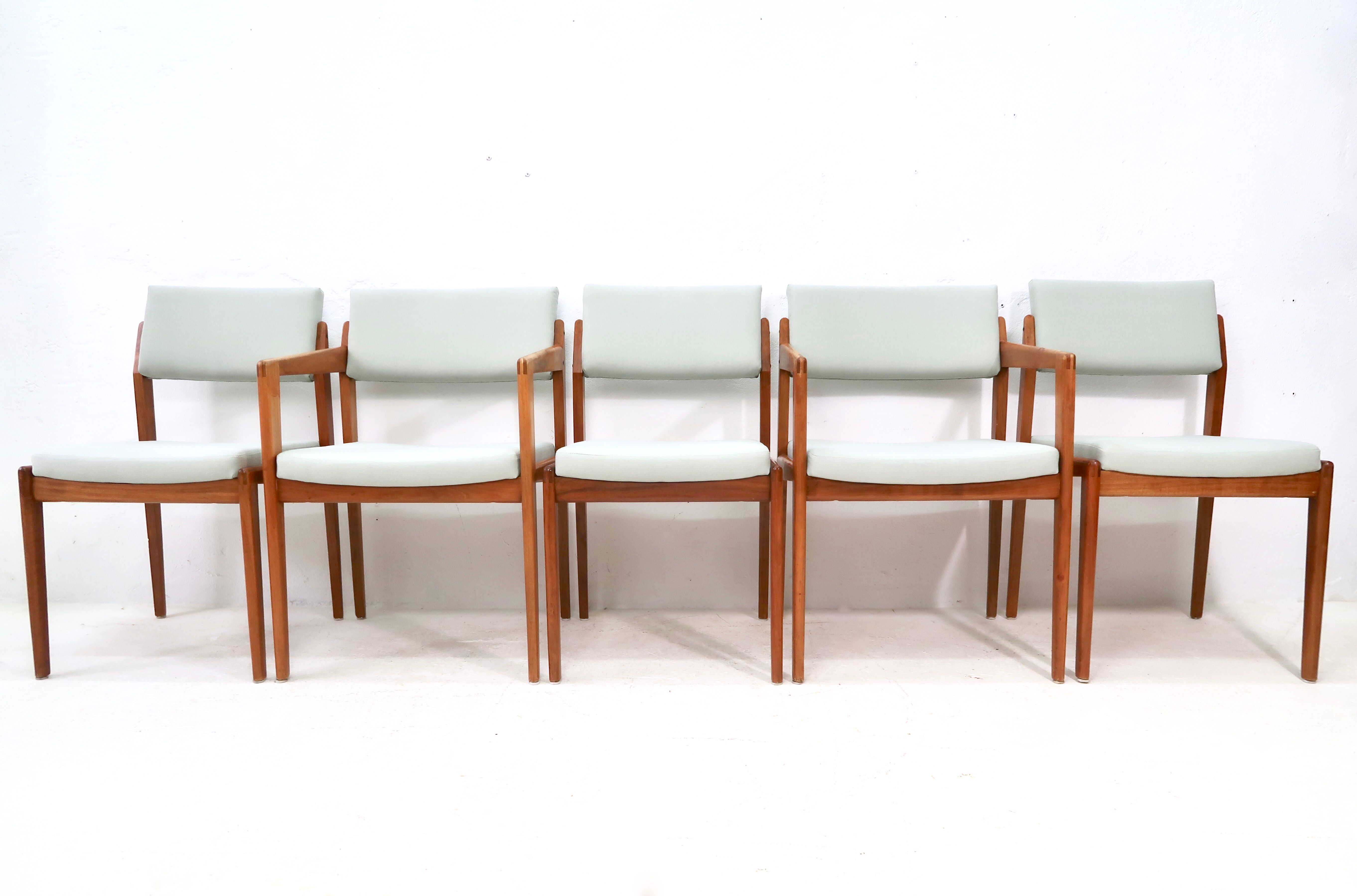 Set of five Dining Chairs by Thonet, 1960s