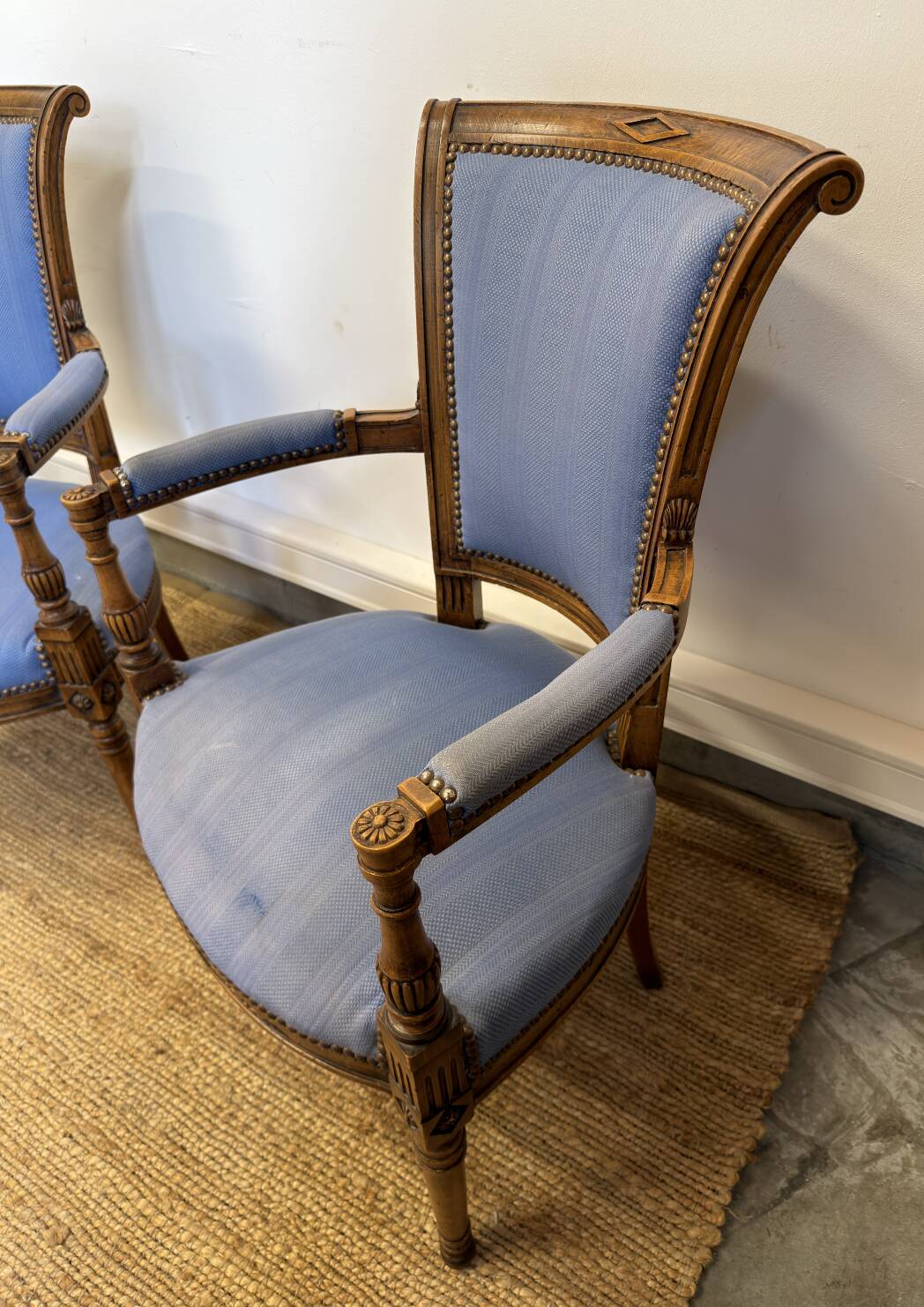 Paire de fauteuils de style Louis XVI en bois sculpté