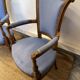 Paire de fauteuils de style Louis XVI en bois sculpté