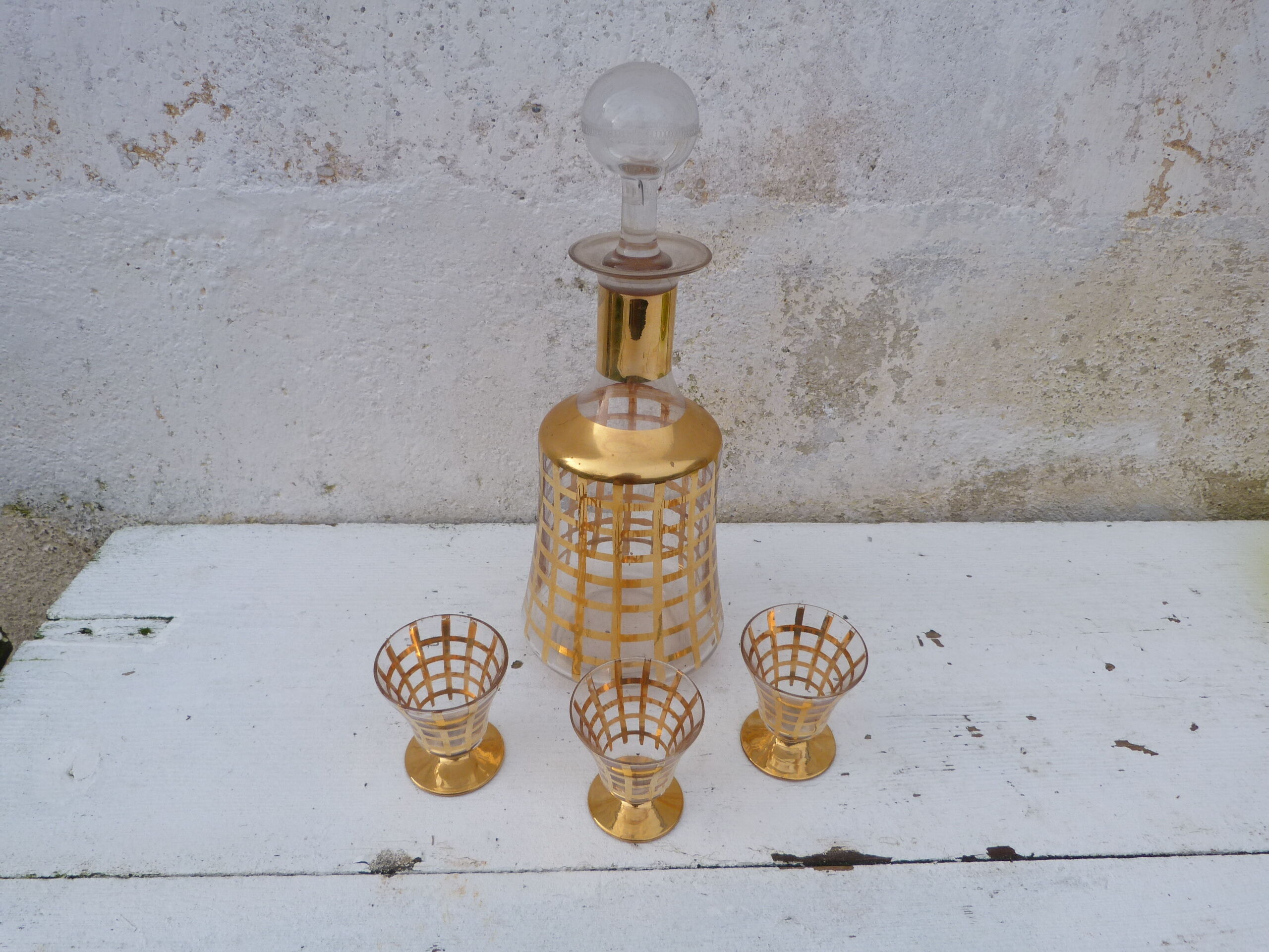 Set of gilded glass liqueur set streaked carafe and 3 glasses