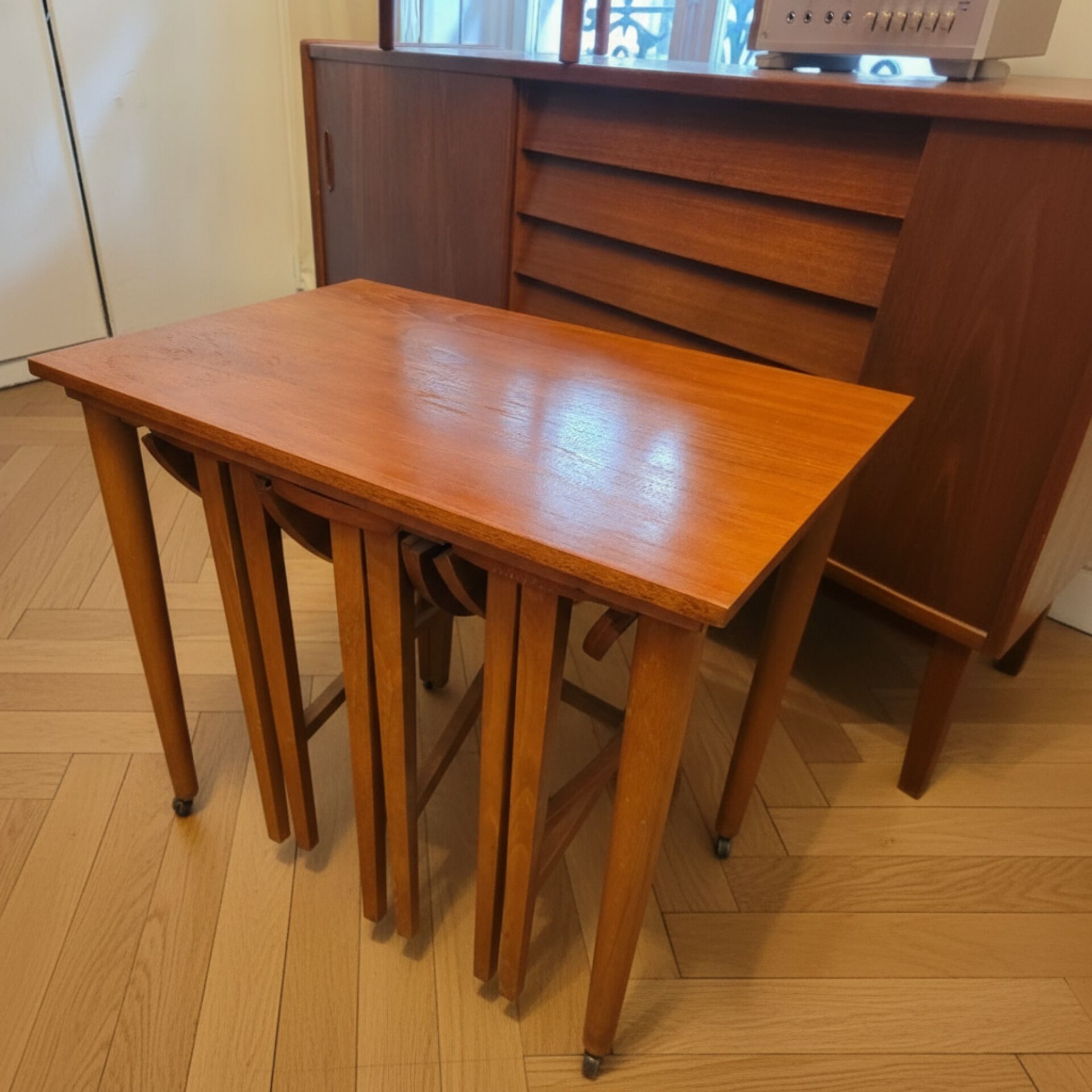 Modular nesting coffee table with 4 integrated stools – Poul Hundeva