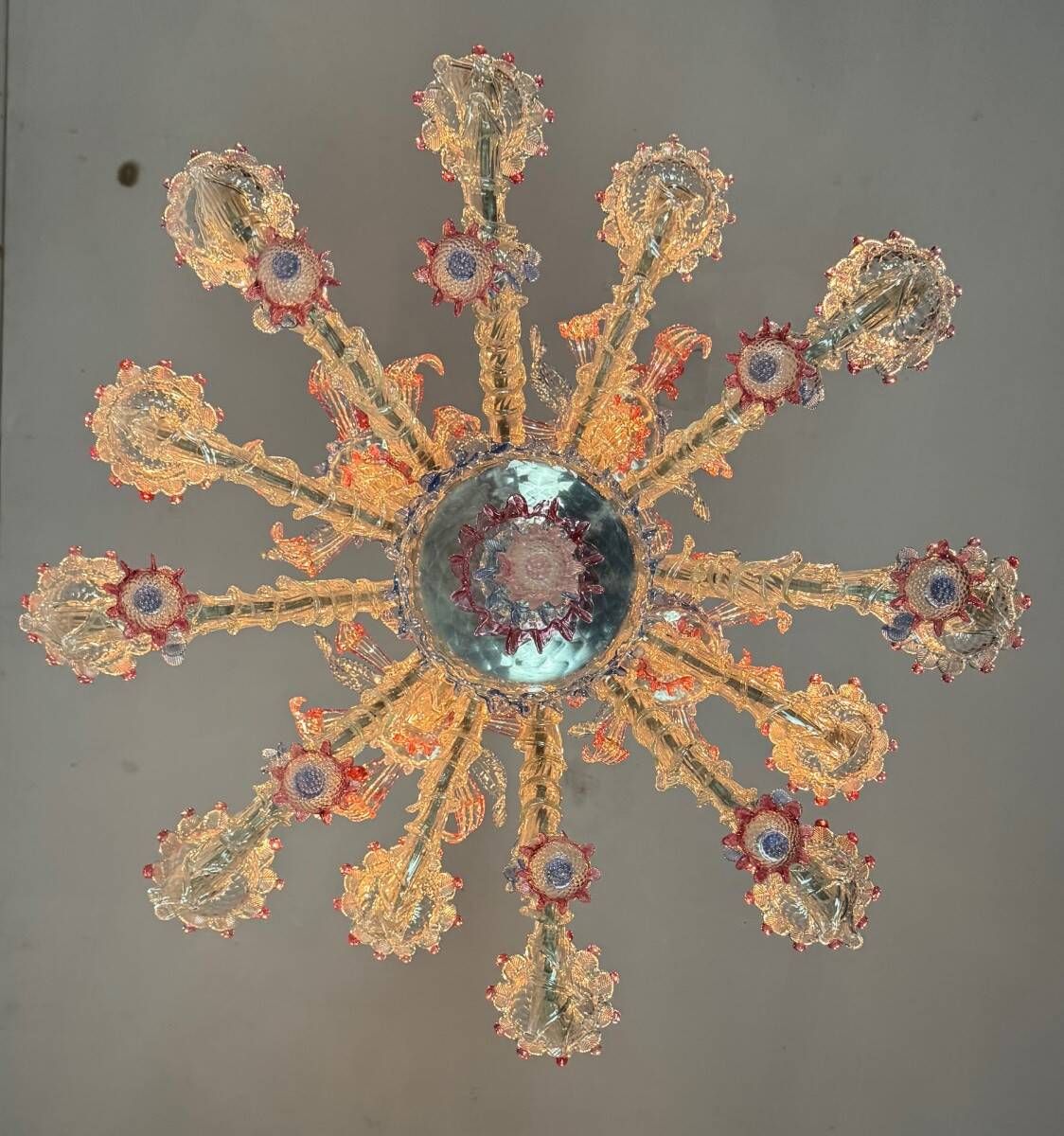 Rezzonico Venetian chandelier in colorless, blue and red Murano glass, circa