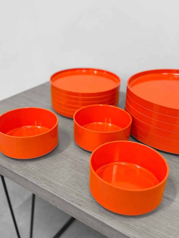 Service de vaisselle vintage “Max” en plastique orange 1964