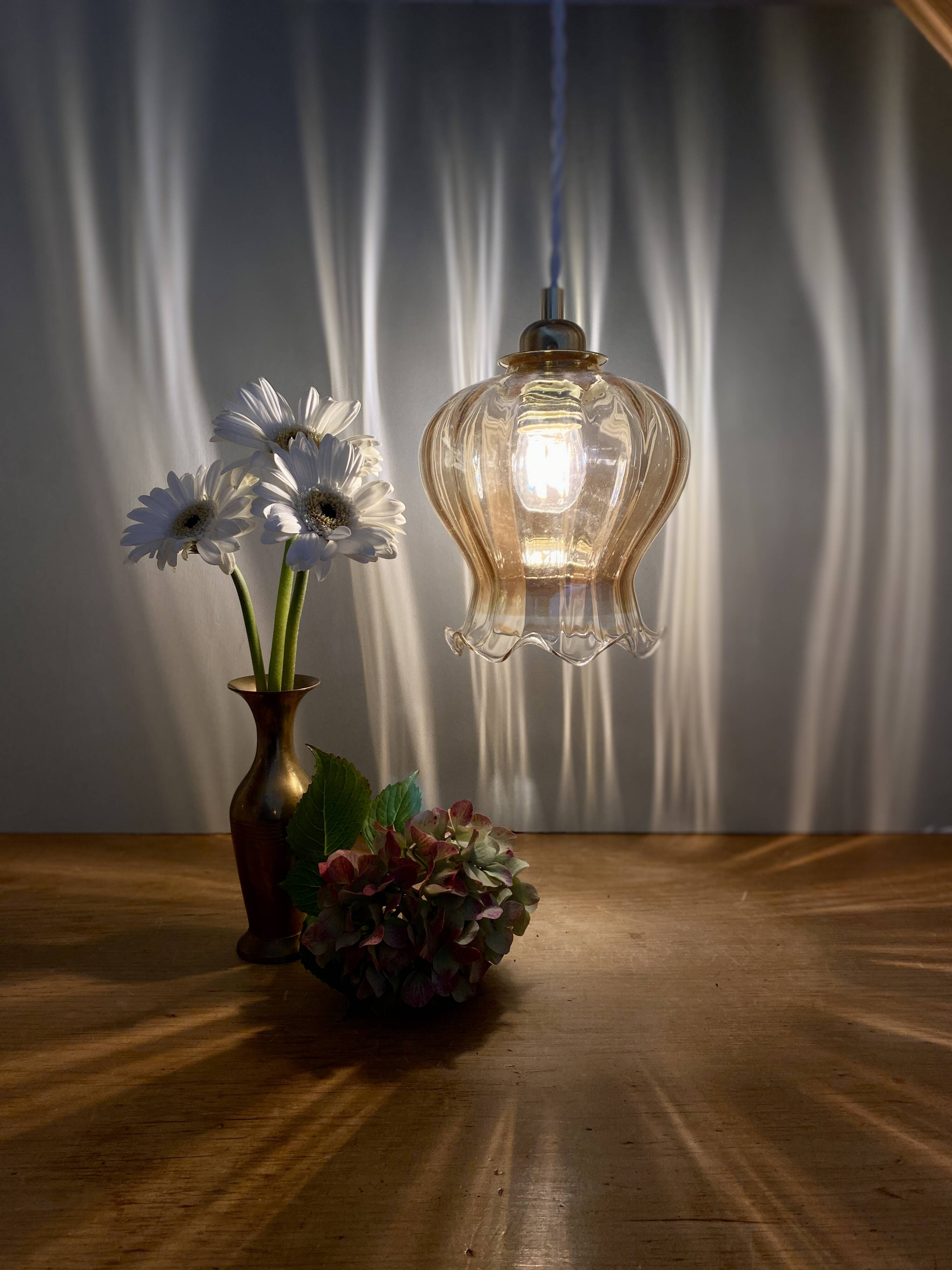 Susspension globe vintage en verre ambré légèrement nacré