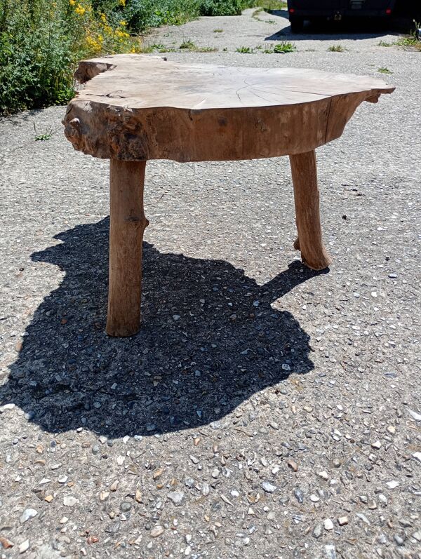 Table basse style brutaliste en orme