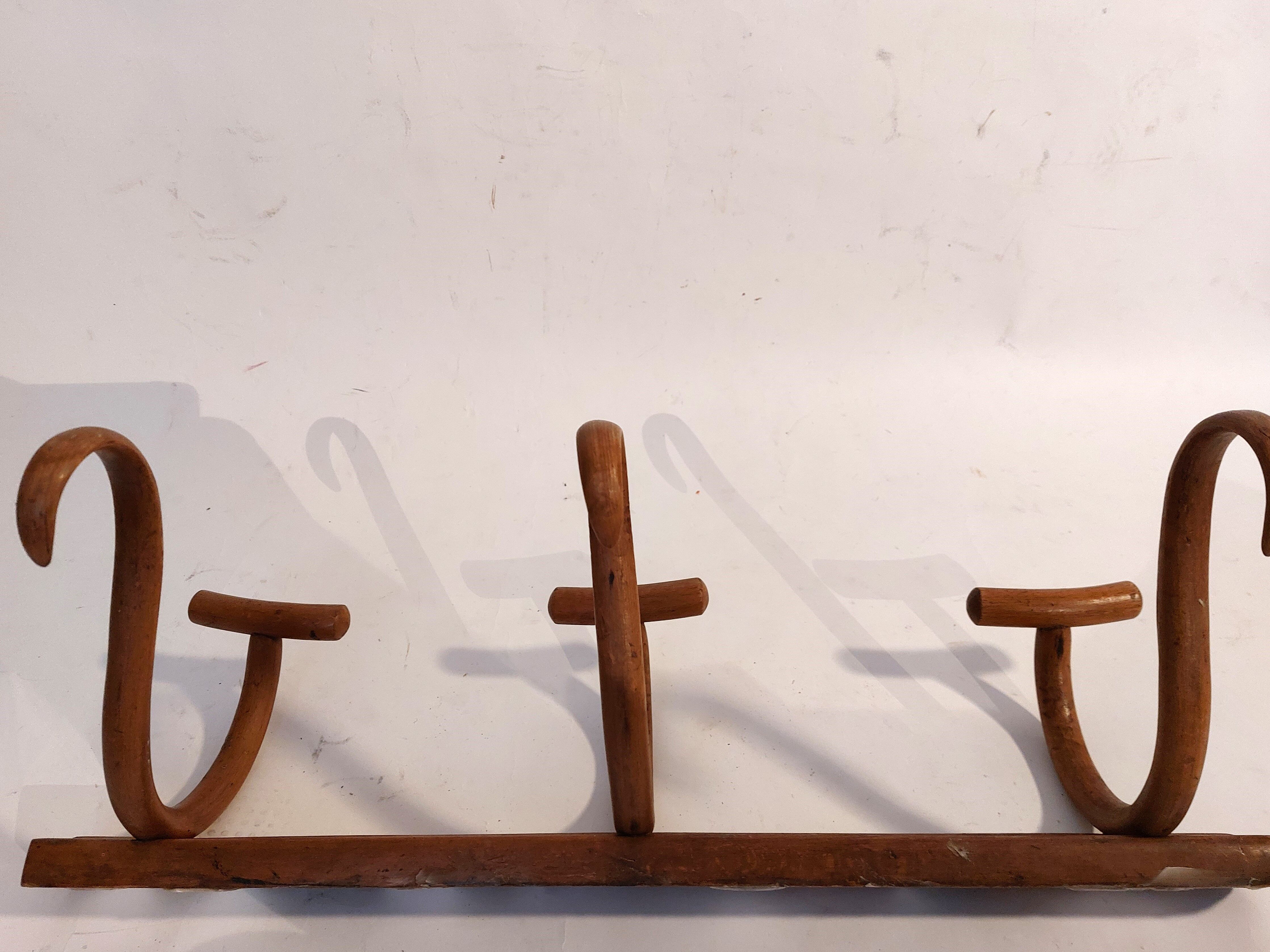 Curved wooden coat rack 3 walnut hooks Jacob & joseph Kohn 1900/1920.