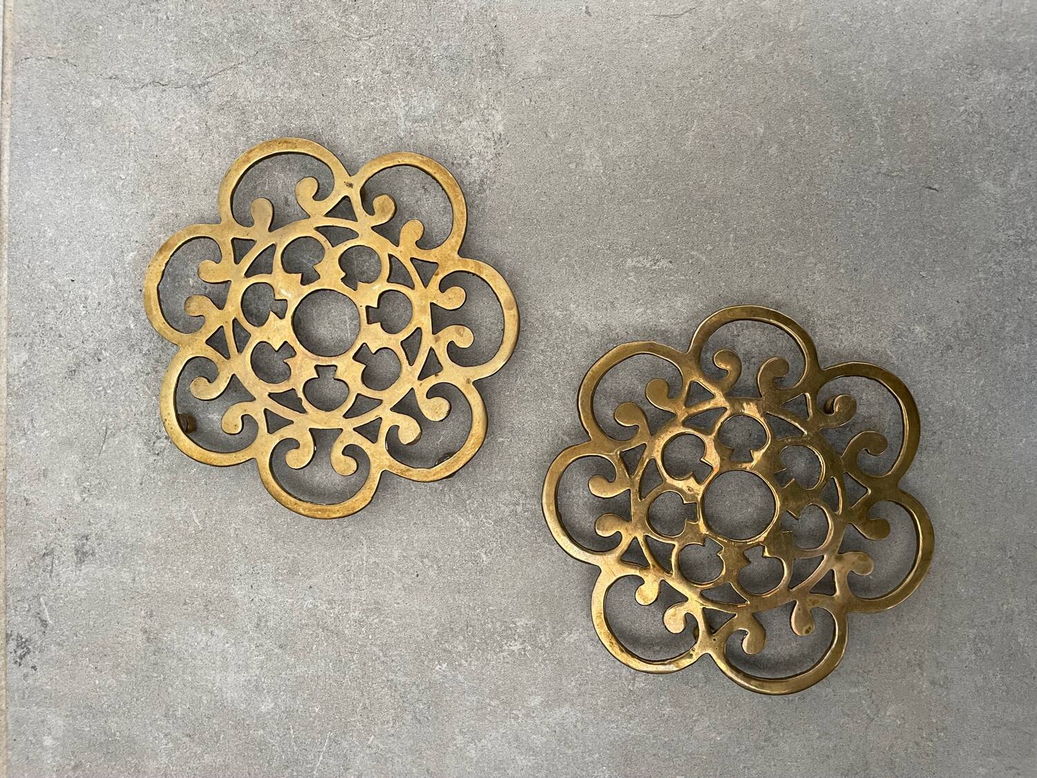 Golden trivet