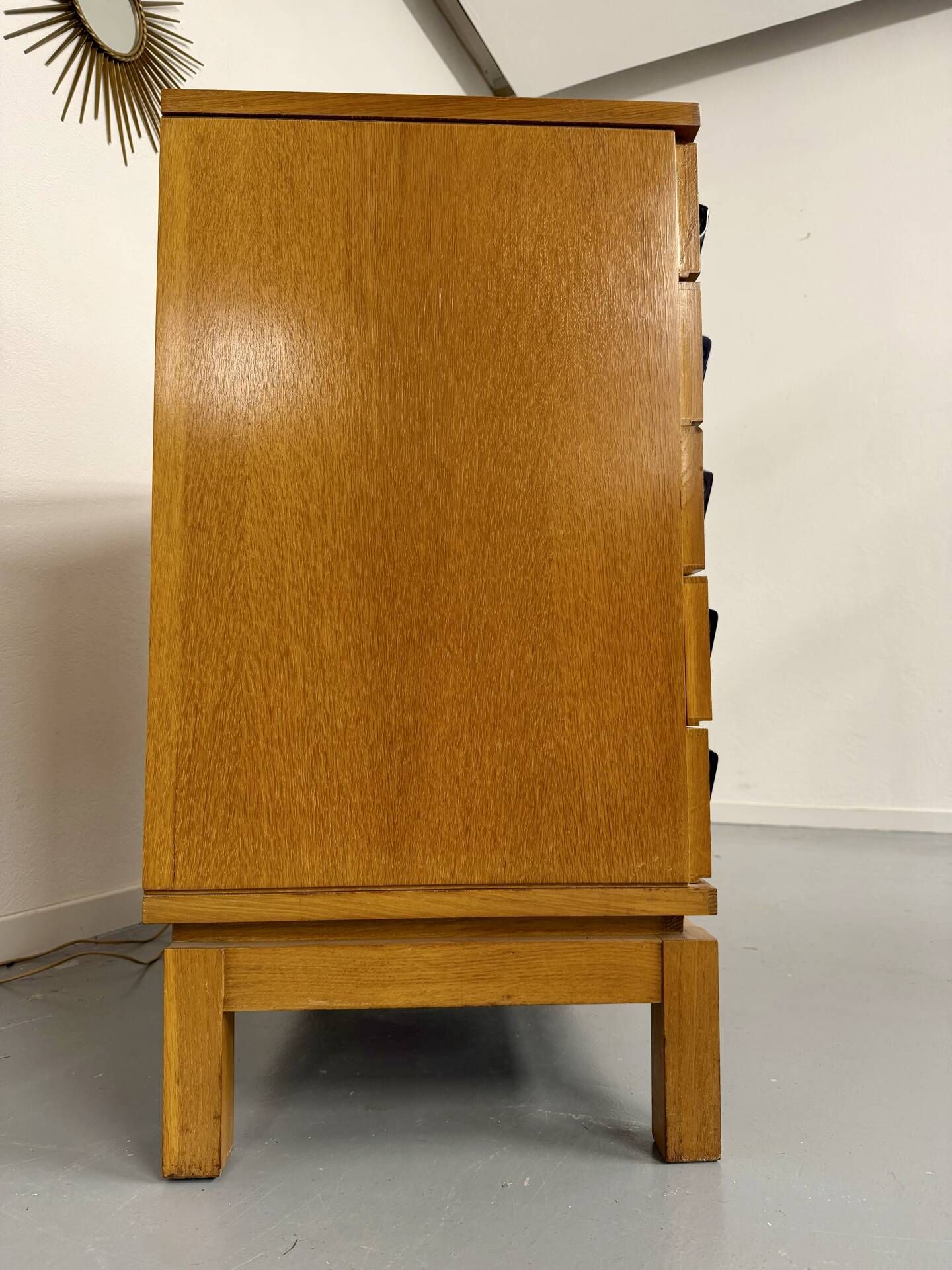 Vintage chest of drawers with 5 drawers in light wood, French design from the 60s/70s.