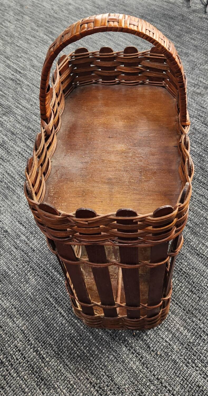 Vintage rattan bottle holder / servant