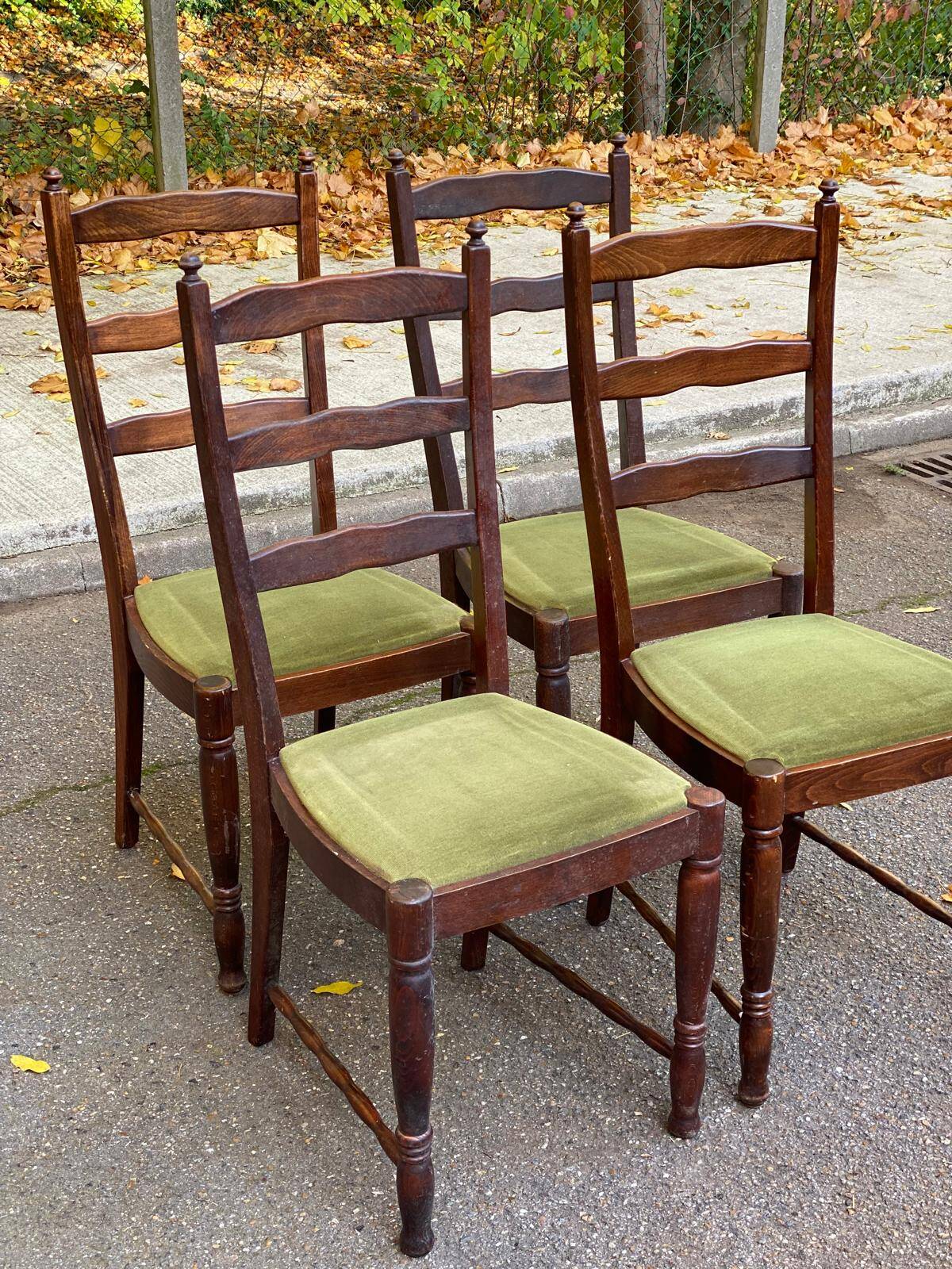 4 chaises bois massif et velours vert
