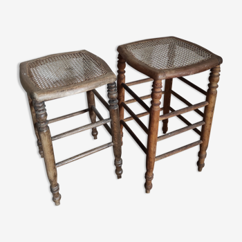 Deux tabourets en bois et cannage