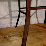 Table artisanale réalisée à base de matériaux anciens