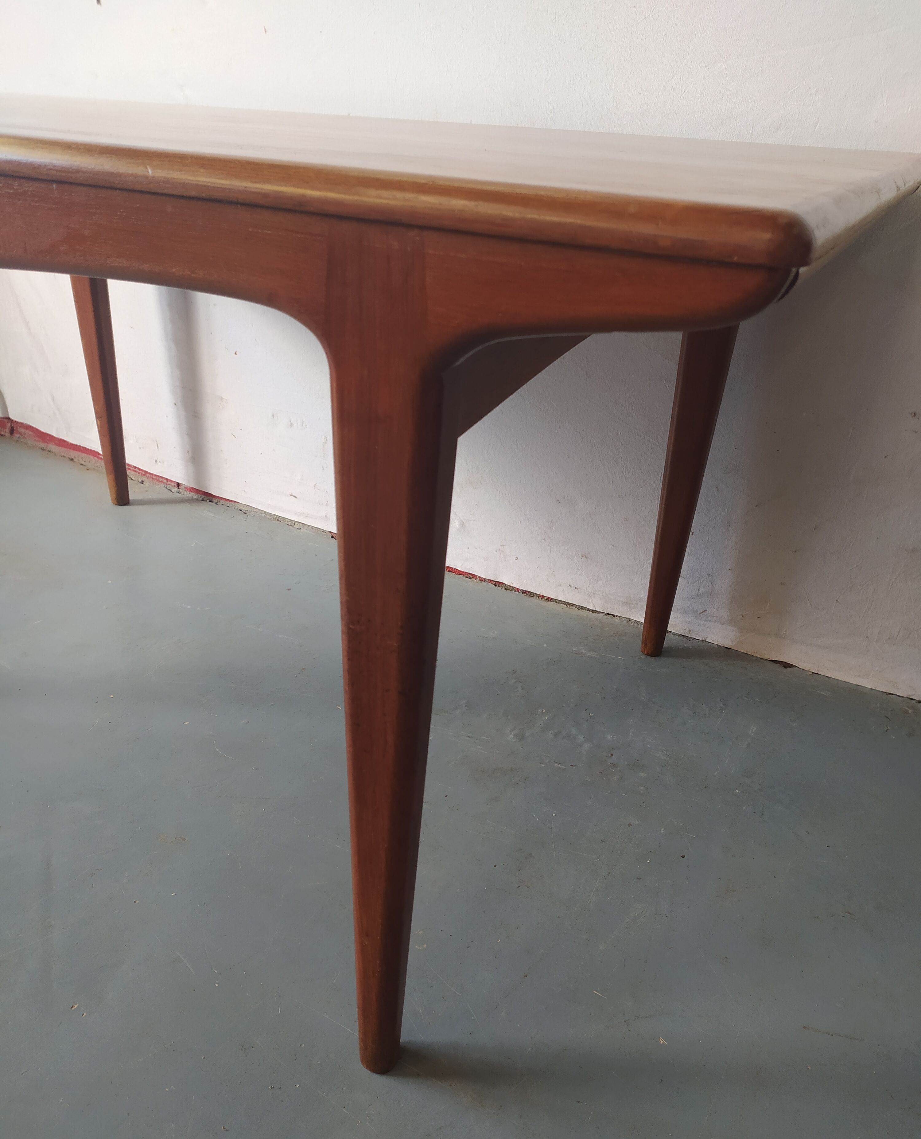 Extendable table in solid teak
