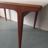 Extendable table in solid teak