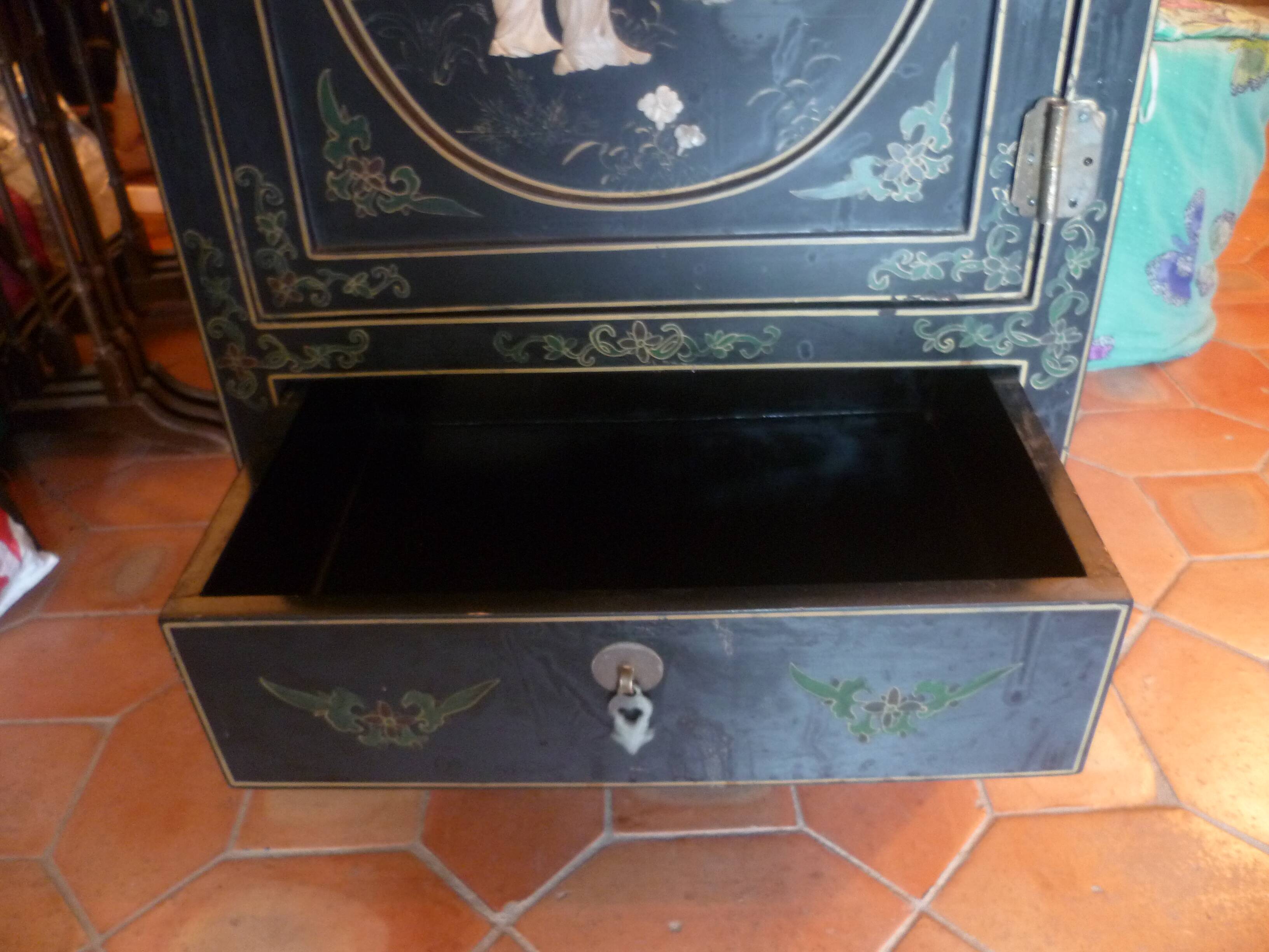 Small chinese lacquered furniture in black with mother-of-pearl inlays / 1 door / 1 drawer