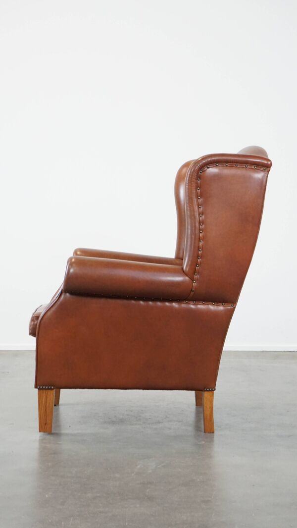 Fauteuil à oreilles en cuir couleur cognac de style anglais