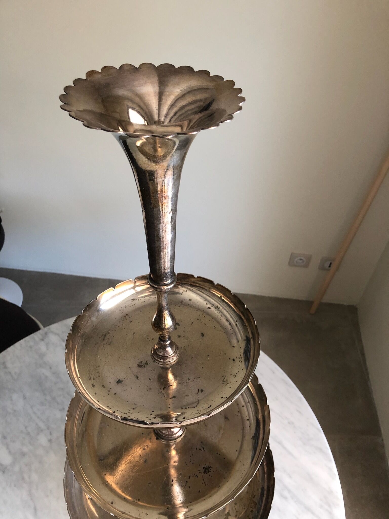 3-storey cake display in silver metal from the Mills Brussels brand. Date from the 1930s