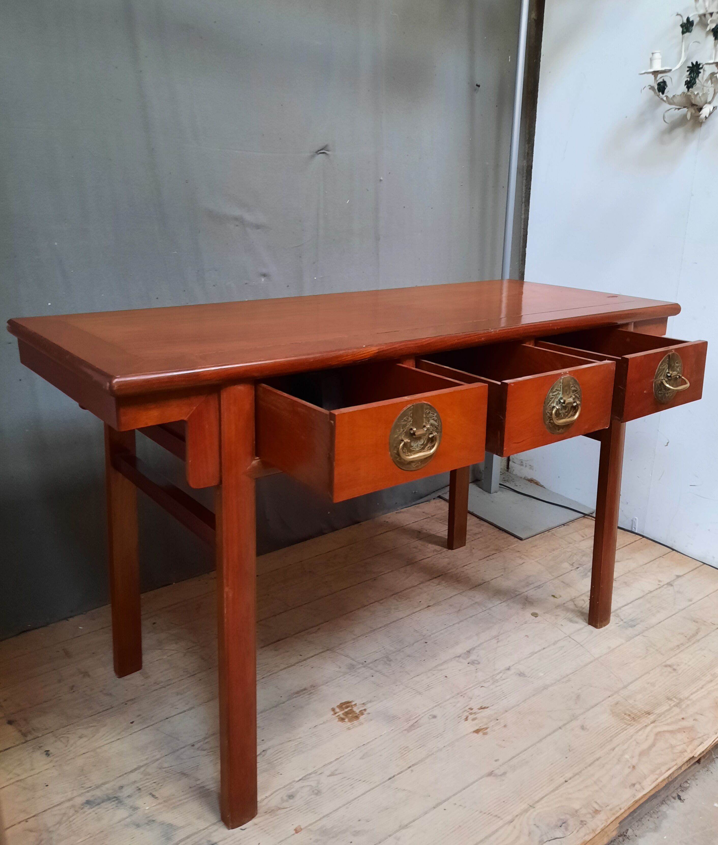 Extreme orient red console