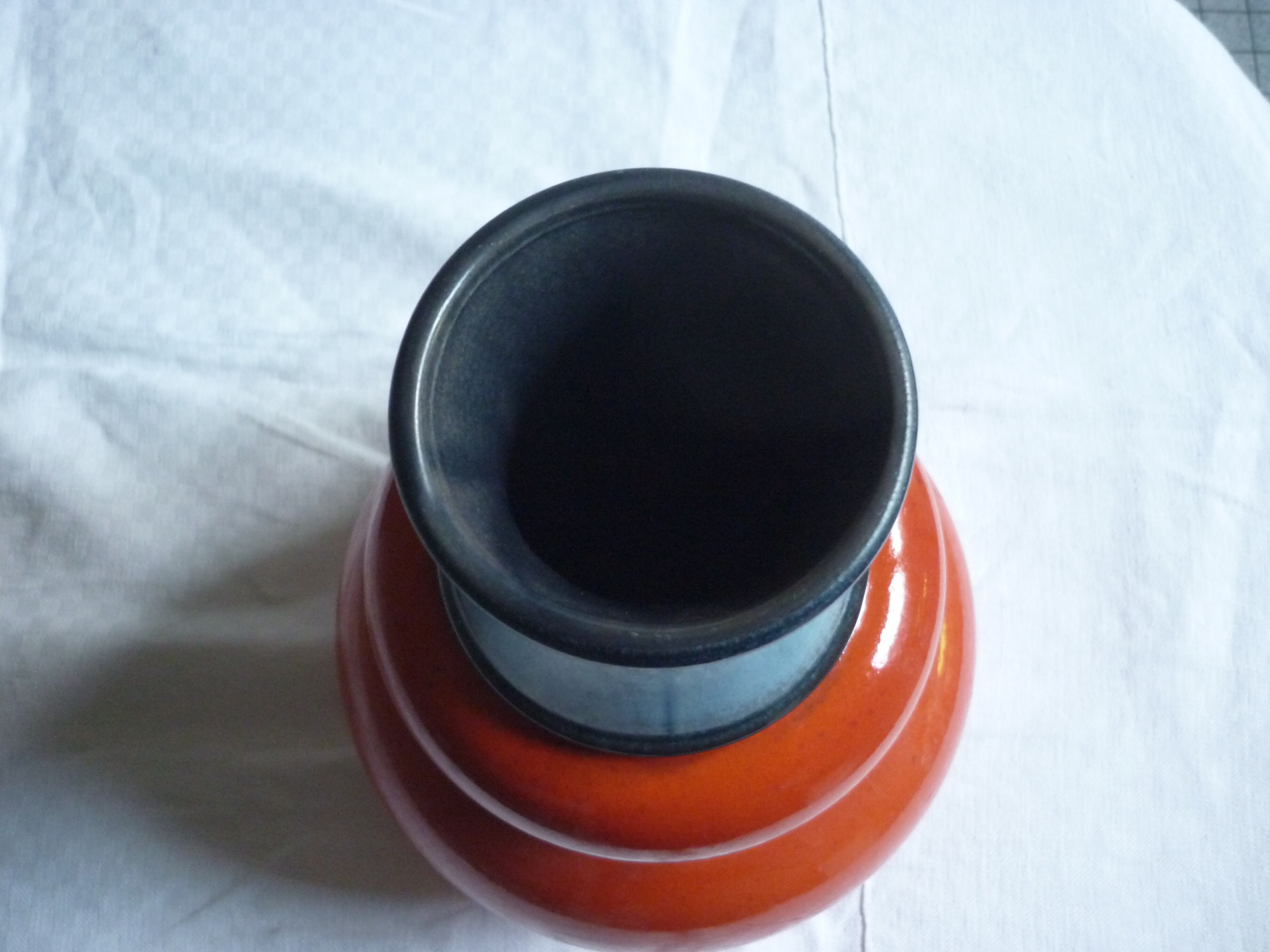 Vase vintage en céramique rouge orangé et bleu