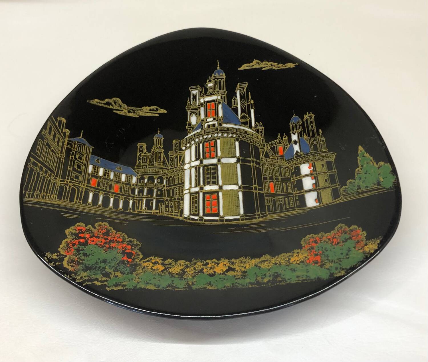 Plat en céramique de Longwy, décor Chambord par Valenti