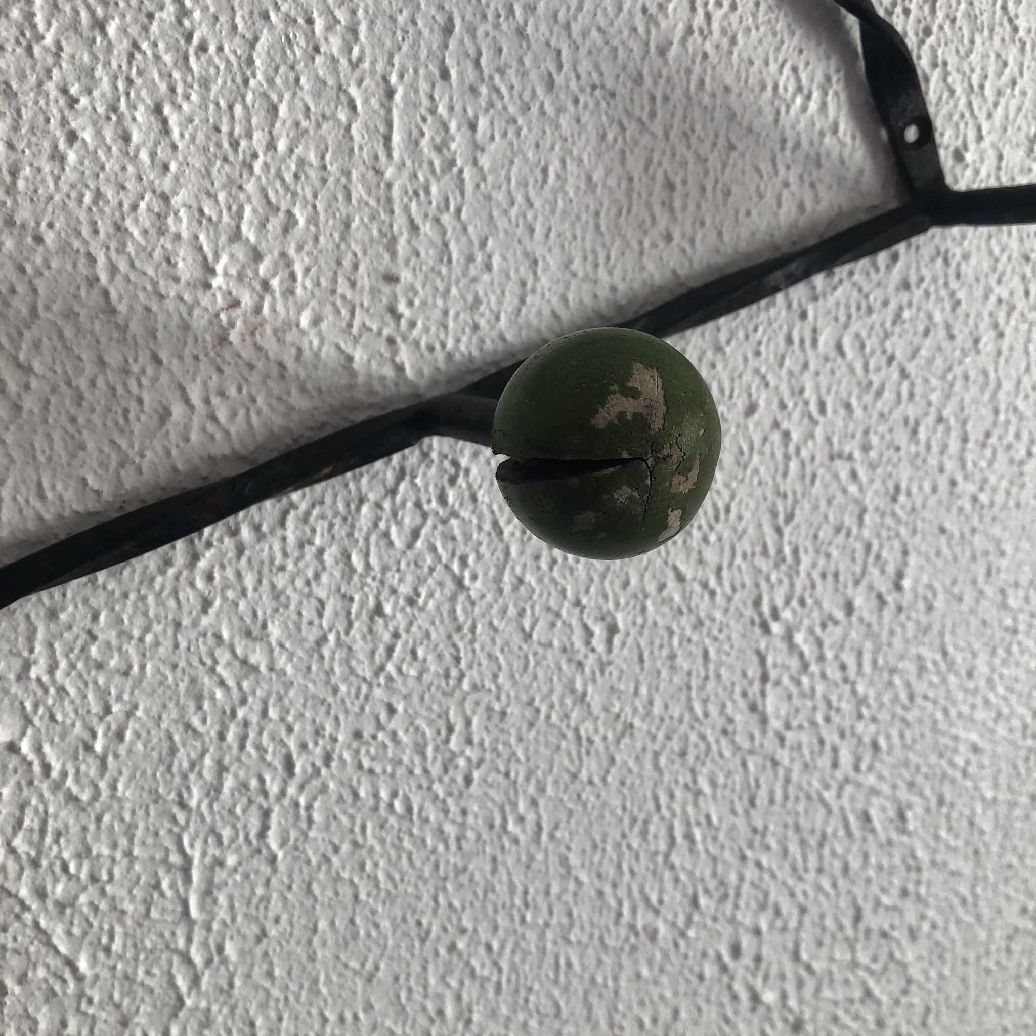 Vintage 1960s heart coat rack with 5 wooden ball hooks - 60 cm