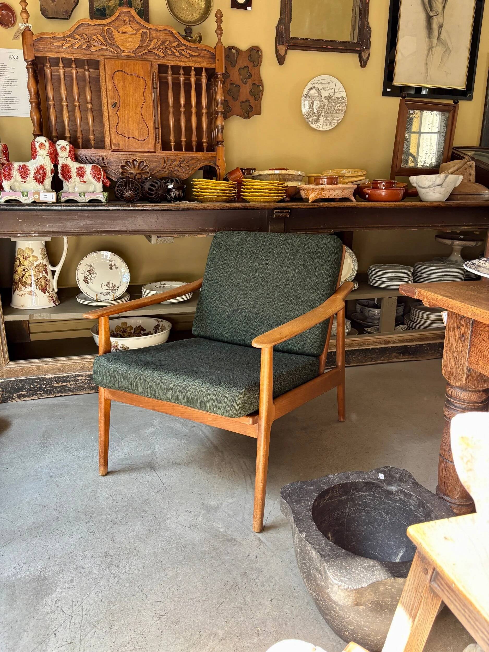 Fauteuil de style scandinave en bois clair et tissu vert foncé, vers 1960