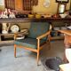 Fauteuil de style scandinave en bois clair et tissu vert foncé, vers 1960