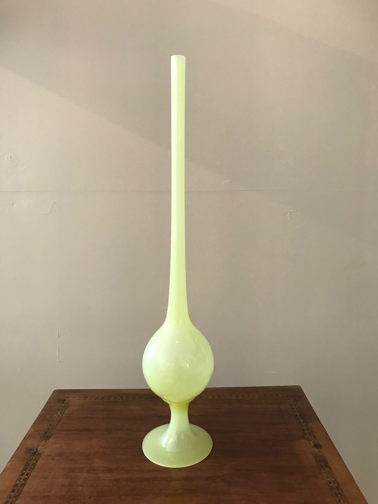 Soliflore in opaline yellow glass