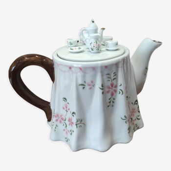 Teapot with pink floral pattern