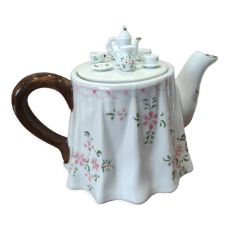 Teapot with pink floral pattern