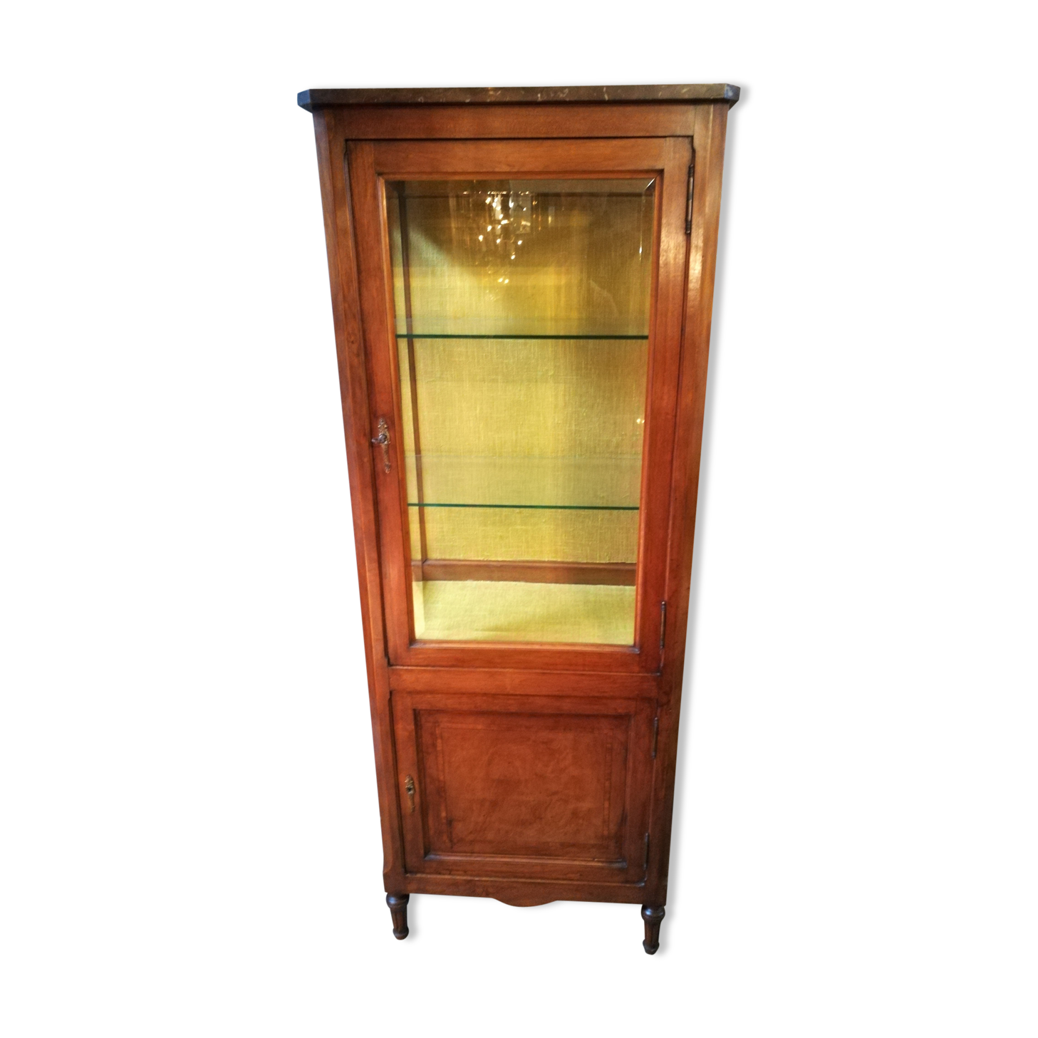 Vitrine en noyer style Louis XVI