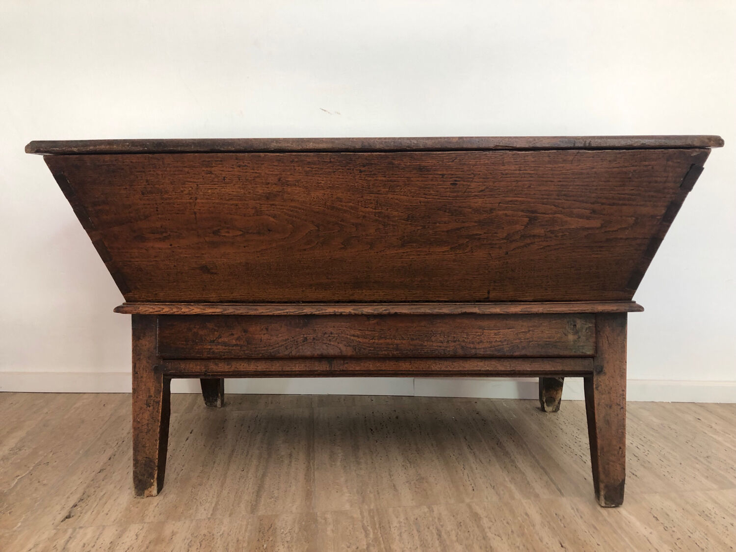 Coffre sur pied / maie en bois