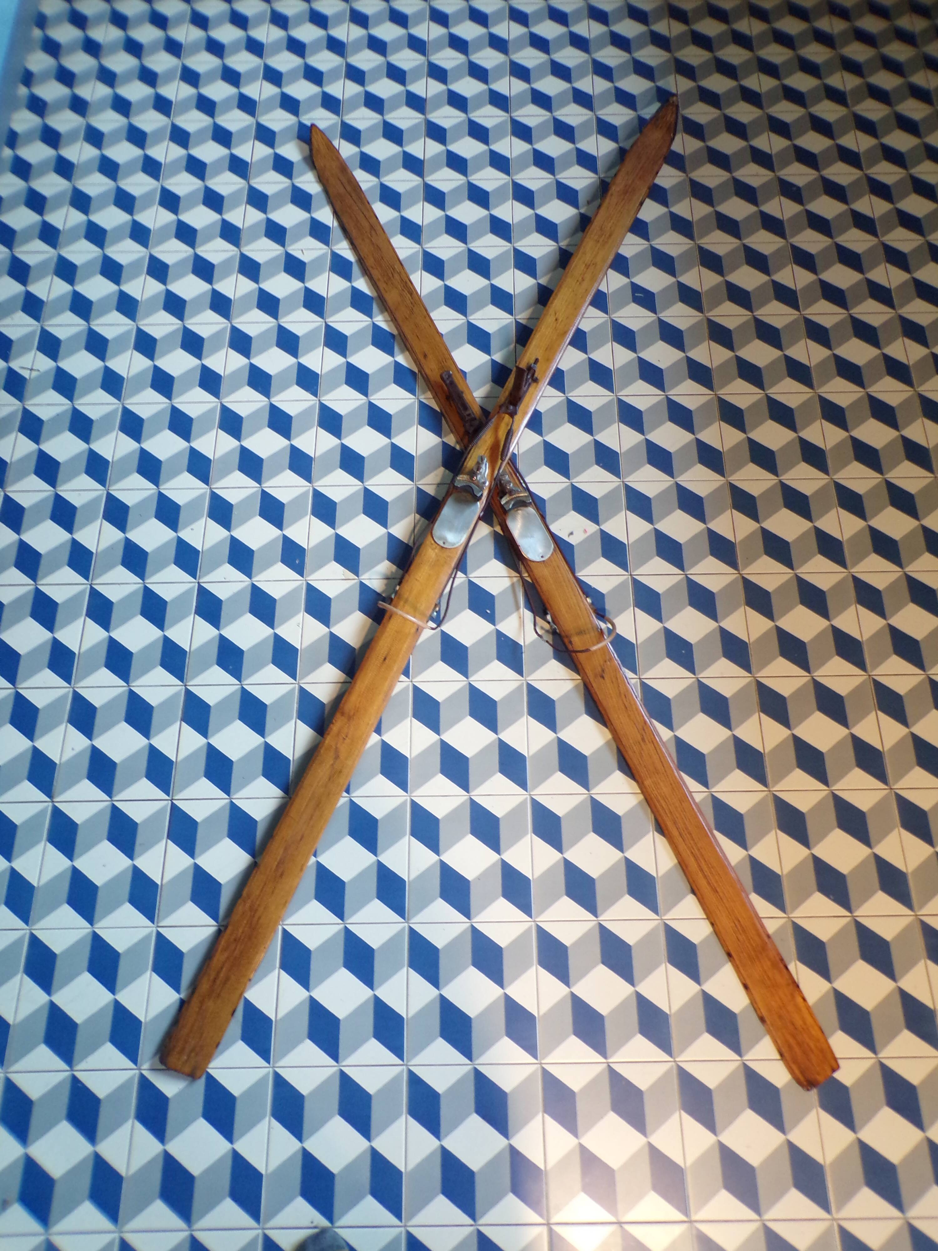 Pair of vintage wooden skis L=217cm