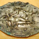 Bronze cup of the late nineteenth century representing a