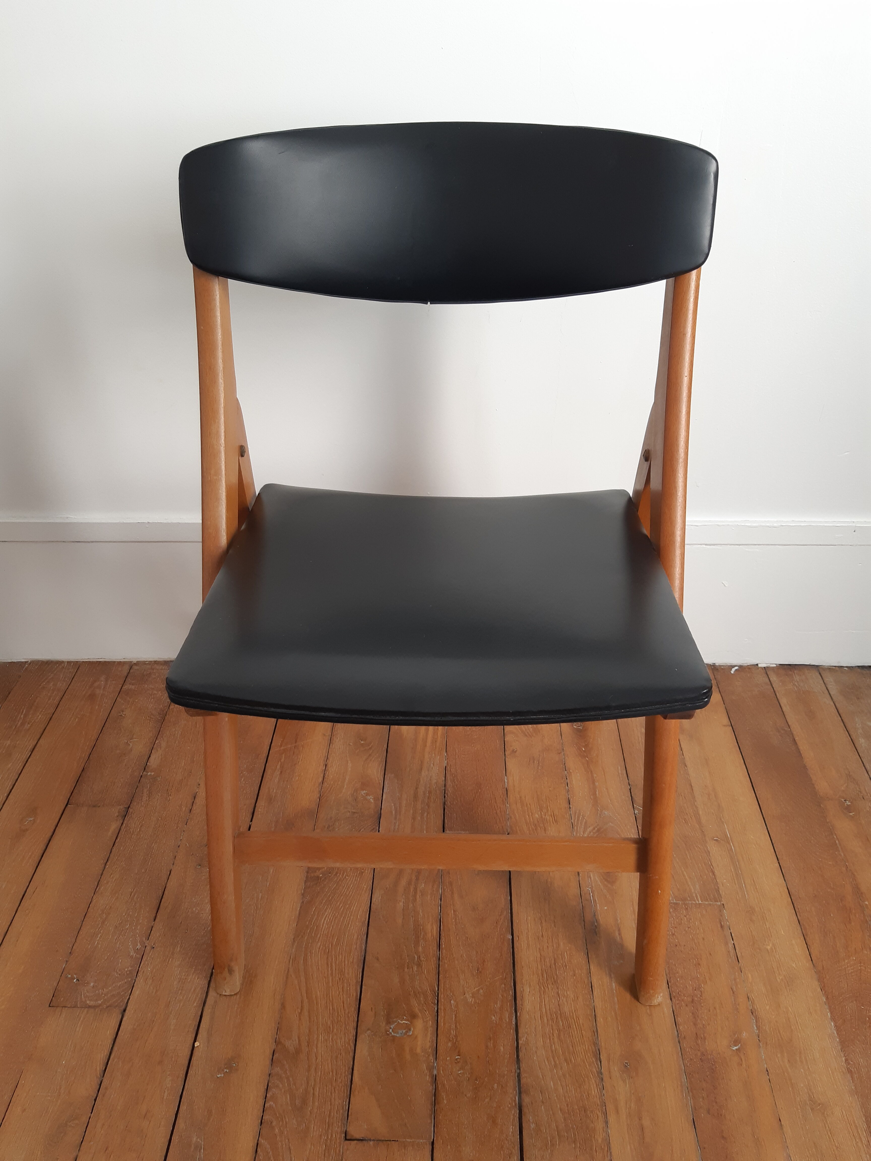Set of 2 folding chairs in wood and skai