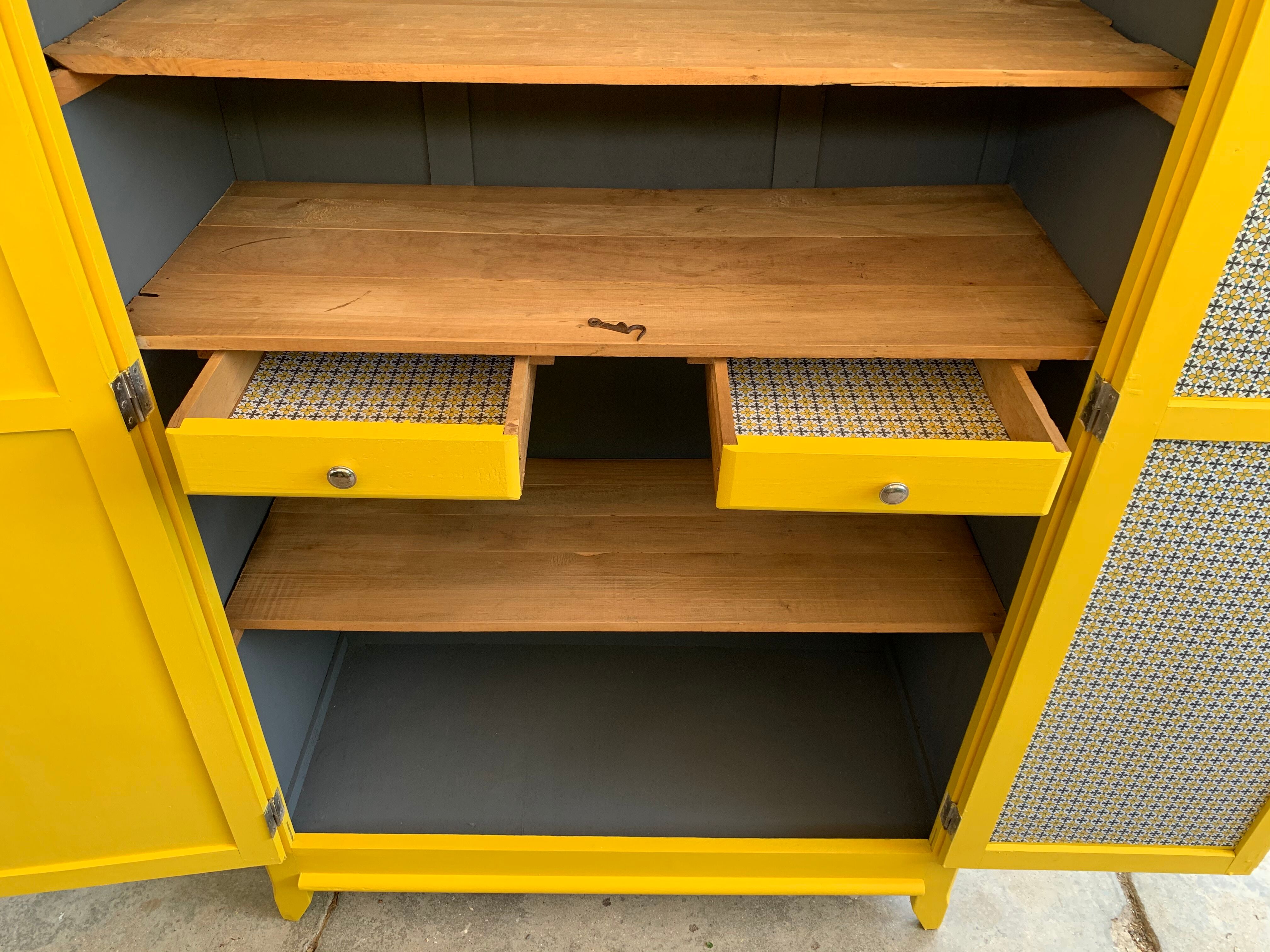 Armoire parisienne jaune poudrée 1950