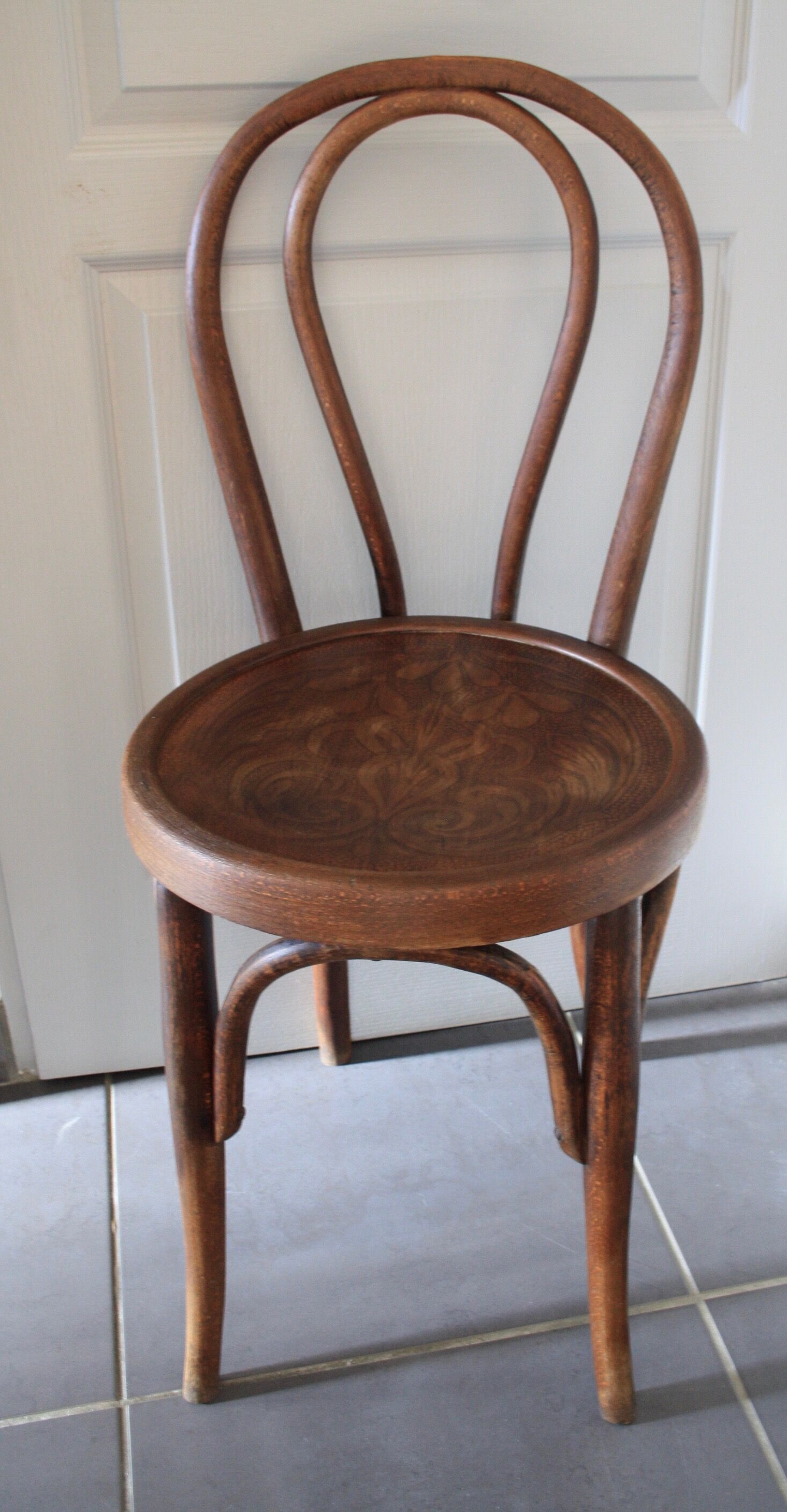 Thonet bistro chair N°18 curved wood-relief pattern on the seat