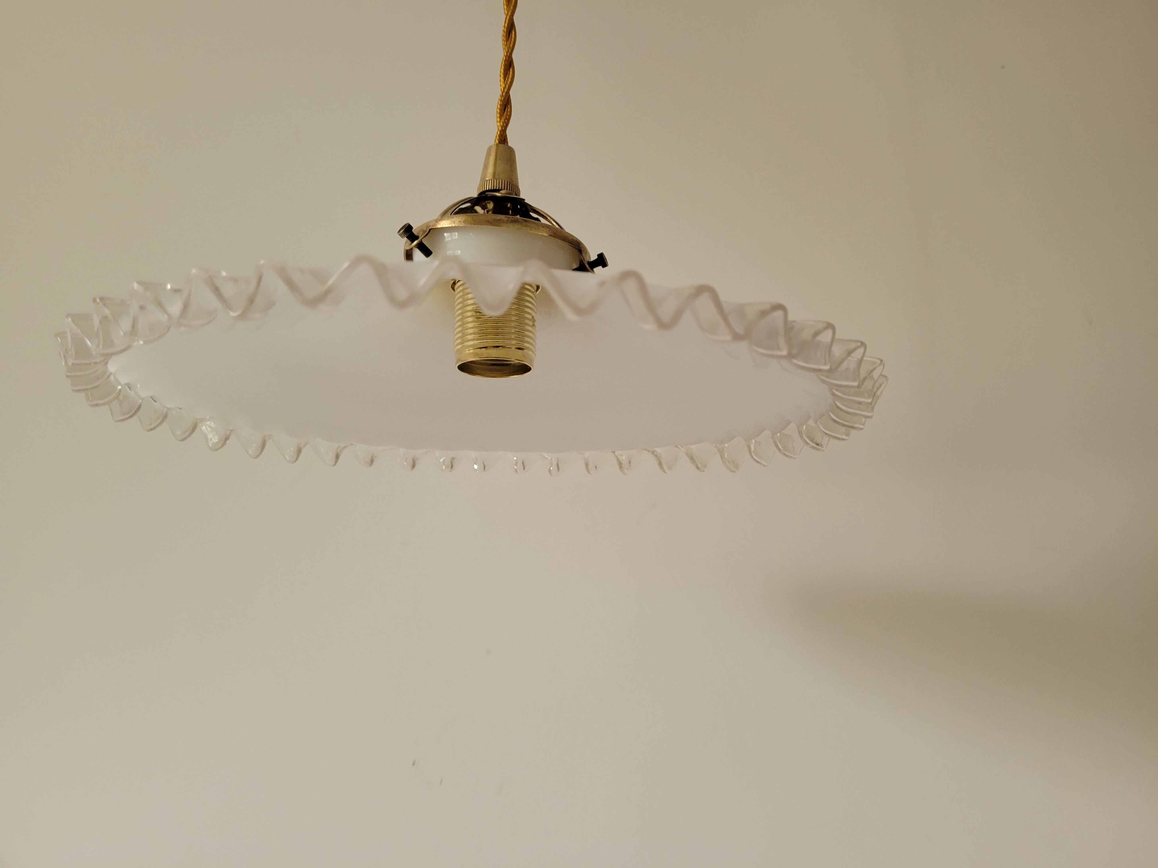 Serrated opaline suspension