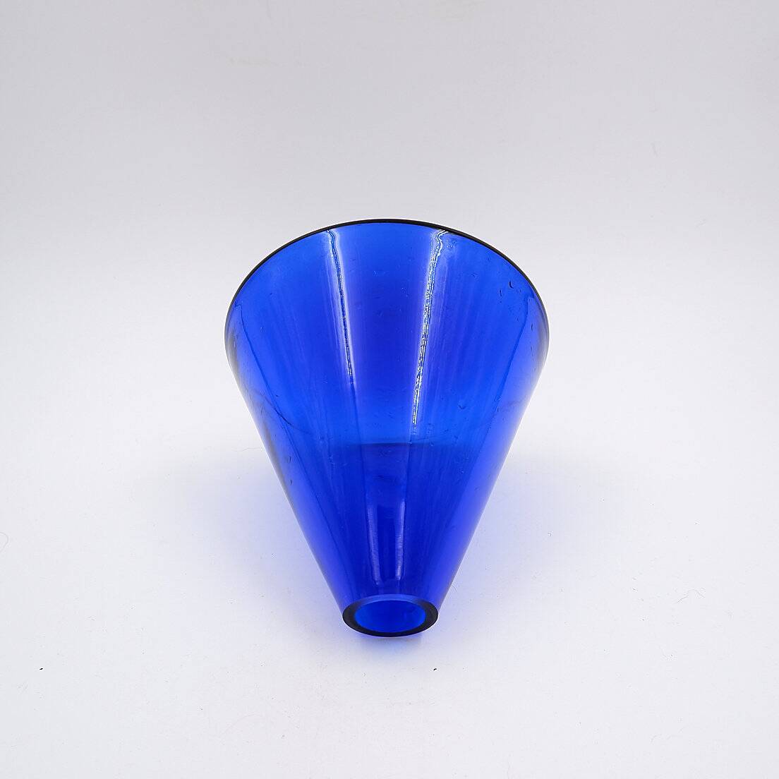 Cobalt blue glass spinning top vase - Salviati Murano