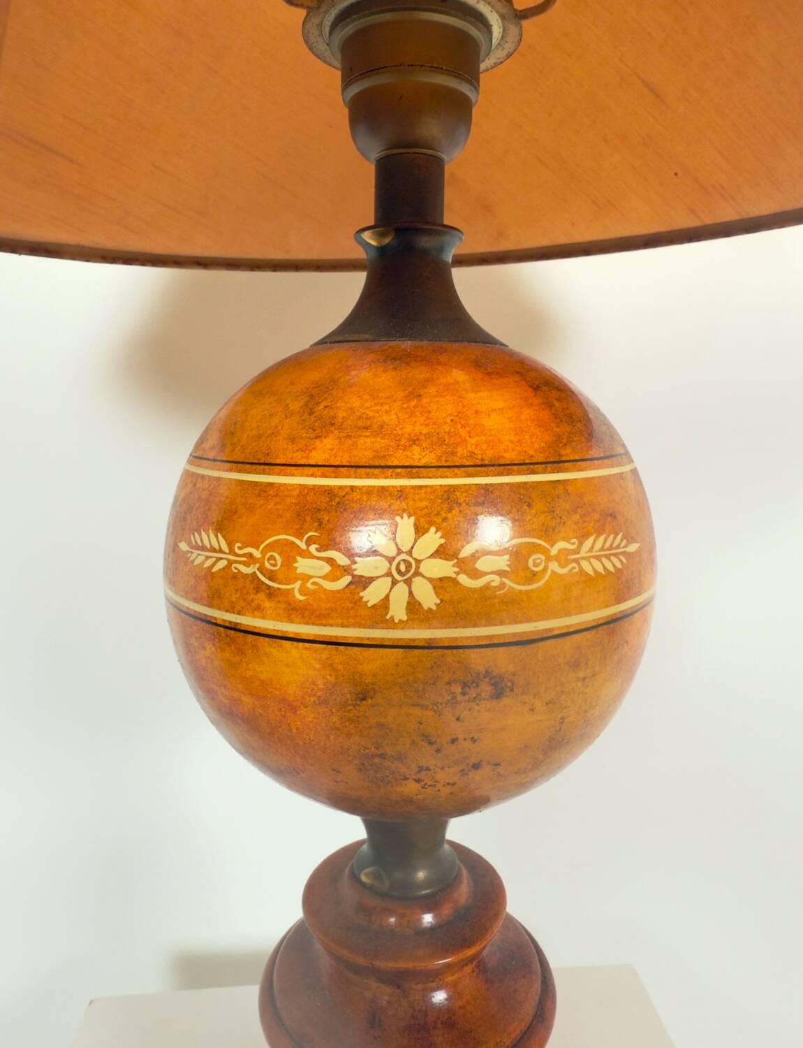 Neoclassical lamp with antique decorations