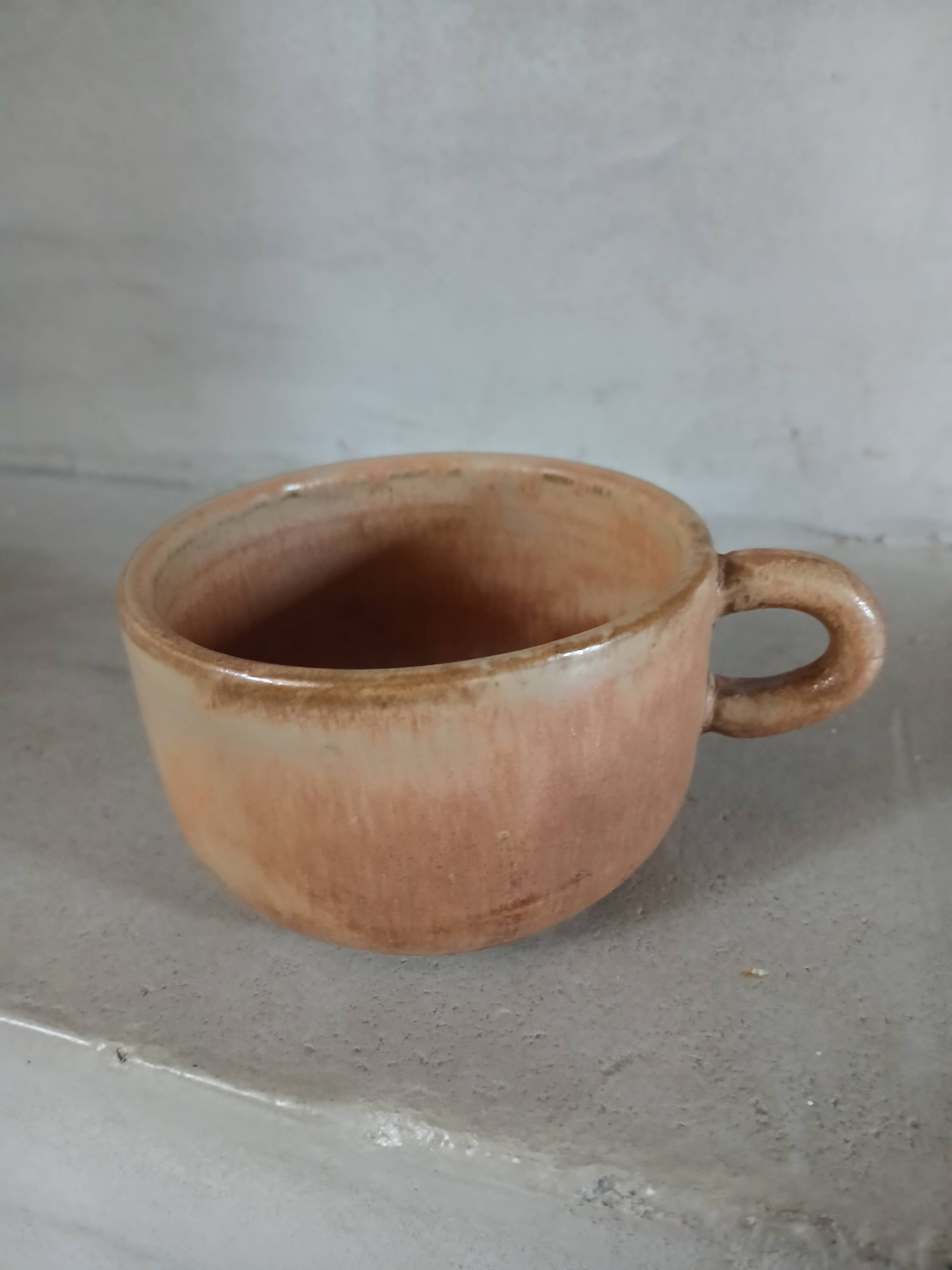 8 tasses anciennes avec soucoupes en grès