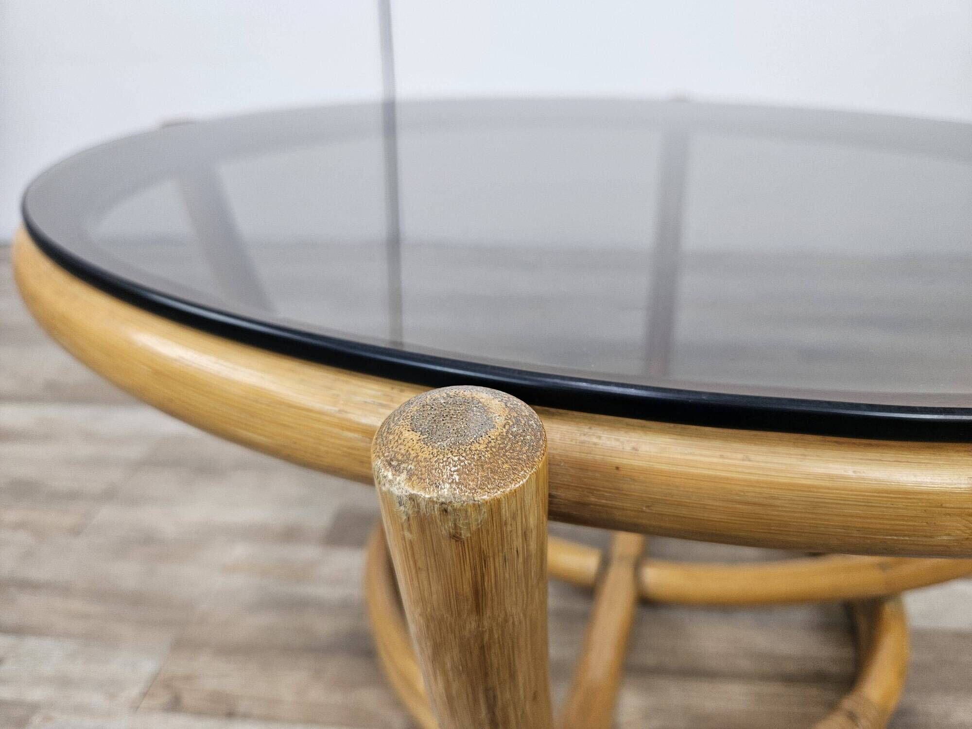 Table basse ronde vintage en bambou et verre fumé