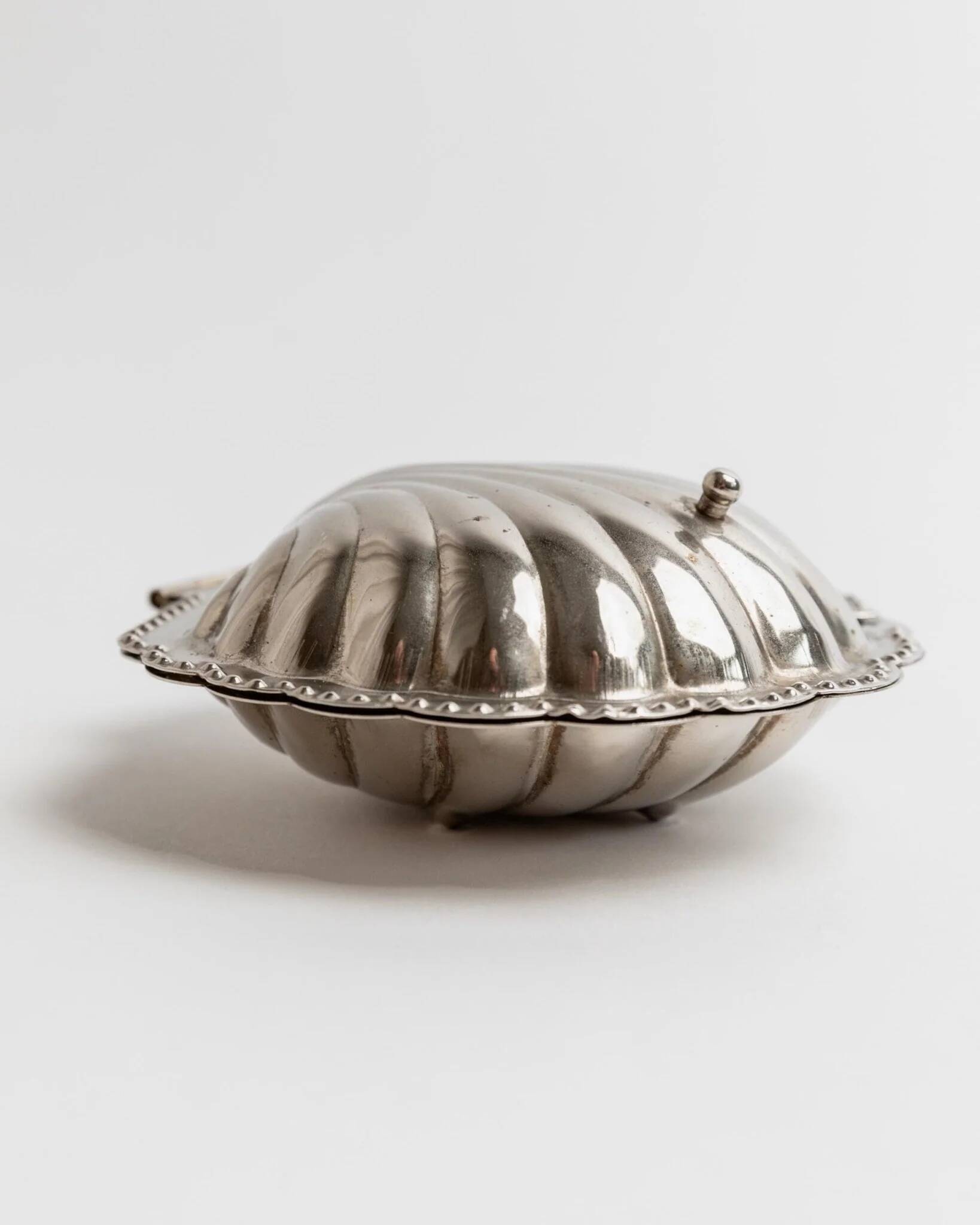 Elegant silver-tone Italian vintage 1960s shell-shaped sugar bowl with spoon
