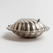 Elegant silver-tone Italian vintage 1960s shell-shaped sugar bowl with spoon
