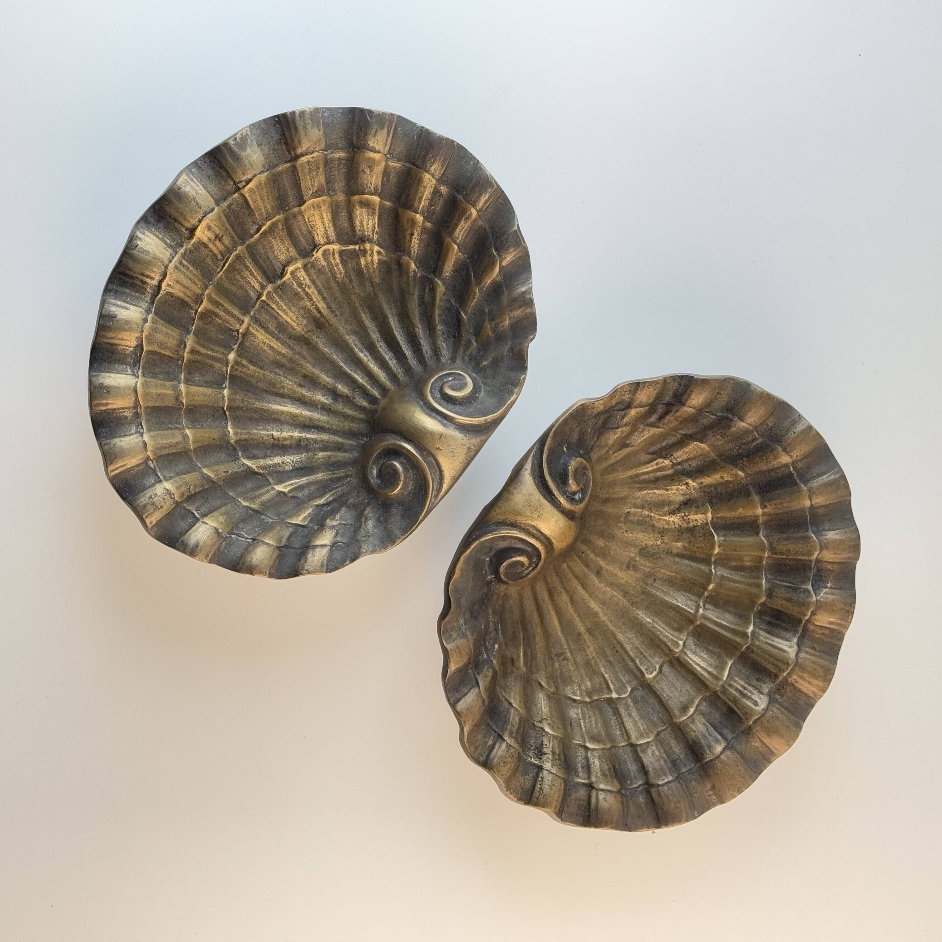 Austrian Secessionist Brass Vide-Poche Bowls, Set of 2, Early 20th Century.